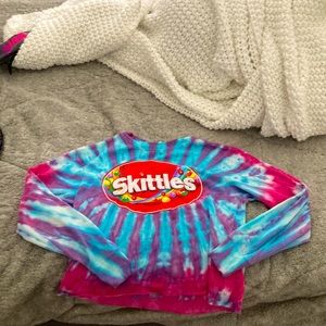 The size is an XS and the color of it is a mixture of pink,purple,and blue.